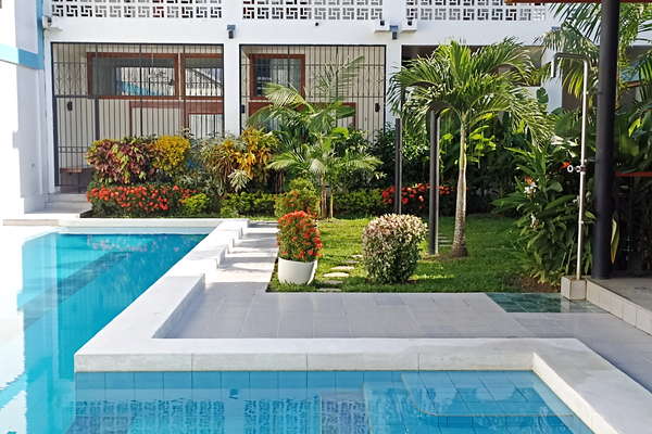 Departamento 1a planta, piscina 25 m, ducha exterior, vestuario y areas verdes tropicales. Fragancias. Tranquilidad.