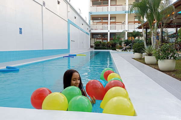 Piscina saludable y privada de 25 m para adultos y niños. Areas verdes.