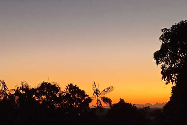 Puesta del sol sobre la laguna y el rio y la ciudad. Vista del Residencial. Tranquilidad.