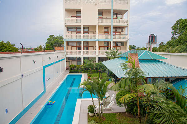 Residencial de 4 pisos con ascensor. Piscina 25 m y mucho más. Alquiler de departamentos en Iquitos - Morona Flats & Pool